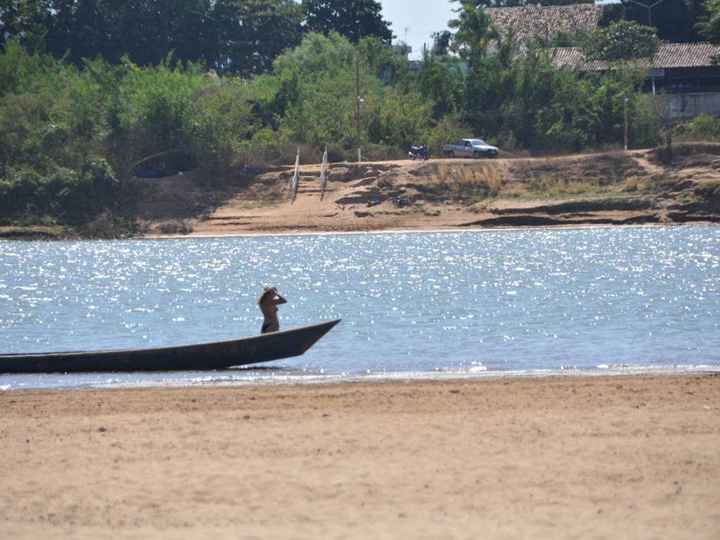 Vídeo mostra capivara se refrescando na praia de Santa Clara