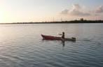 A Ana aproveita o fim de tarde para remar na baÃa em frente ao nosso hotel em Little Cayman, nas Ilhas Caiman A Ana aproveita o fim de tarde para remar na baÃa em frente ao nosso hotel em Little Cayman, nas Ilhas Caiman