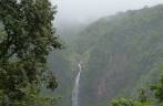 A primeira visão da majestosa 2a Queda dos Chutes du Carbet, no Parque Nacional em Basse Terre, em Guadalupe, no Caribe A primeira visão da majestosa 2a Queda dos Chutes du Carbet, no Parque Nacional em Basse Terre, em Guadalupe, no Caribe