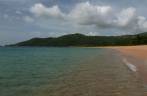 As águas tranquilas e calmas da praia de Grande Anse, em Basse Terre, em Guadalupe, no Caribe As águas tranquilas e calmas da praia de Grande Anse, em Basse Terre, em Guadalupe, no Caribe