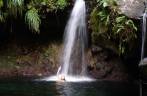 Banho refrescante na Basin Paradise, no Parque Nacional em Basse Terre, em Guadalupe, no Caribe Banho refrescante na Basin Paradise, no Parque Nacional em Basse Terre, em Guadalupe, no Caribe