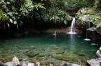 Banho refrescante na Basin Paradise, no Parque Nacional em Basse Terre, em Guadalupe, no Caribe Banho refrescante na Basin Paradise, no Parque Nacional em Basse Terre, em Guadalupe, no Caribe