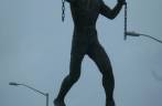 Bela escultura comemorando o fim da escravidão, na estrada próxima à Bridgetown, capital de Barbados Bela escultura comemorando o fim da escravidão, na estrada próxima à Bridgetown, capital de Barbados