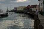 Caminhando na orla do canal em Bridgetown, a capital de Barbados Caminhando na orla do canal em Bridgetown, a capital de Barbados