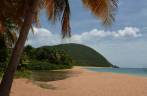 Cara de Bahia, mas é a praia de Grande Anse, em Basse Terre, em Guadalupe, no Caribe Cara de Bahia, mas é a praia de Grande Anse, em Basse Terre, em Guadalupe, no Caribe