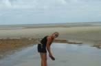Limpando as sandalhas em lagoa formada na maré baixa na ilha de Itamaracá - PE Limpando as sandalhas em lagoa formada na maré baixa na ilha de Itamaracá - PE