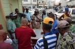 Movimentado jogo de dominó nas ruas de Bridgetown, a capital de Barbados Movimentado jogo de dominó nas ruas de Bridgetown, a capital de Barbados