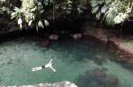 Nadando em deliciosa piscina natural no Parque Nacional em Basse Terre, em Guadalupe, no Caribe Nadando em deliciosa piscina natural no Parque Nacional em Basse Terre, em Guadalupe, no Caribe