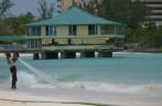 Pesca com rede e casa sobre o mar na bela Carlisle Bay, ao sul de Bridgetown, em Barbados Pesca com rede e casa sobre o mar na bela Carlisle Bay, ao sul de Bridgetown, em Barbados
