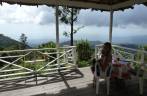 Pit-stop em restaurante no alto das Blue Mountains, com magnÃfica vista para Kingston, capital da Jamaica Pit-stop em restaurante no alto das Blue Mountains, com magnÃfica vista para Kingston, capital da Jamaica
