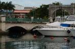Ponte de pedestres sobre o canal em Bridgetown, a capital de Barbados Ponte de pedestres sobre o canal em Bridgetown, a capital de Barbados