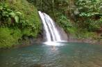 Refrescando-se na cachoeira de Cascade aux Ecrevisse, no Parque Nacional em Basse Terre, em Guadalupe, no Caribe Refrescando-se na cachoeira de Cascade aux Ecrevisse, no Parque Nacional em Basse Terre, em Guadalupe, no Caribe