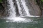 Refrescando-se na cachoeira de Cascade aux Ecrevisse, no Parque Nacional em Basse Terre, em Guadalupe, no Caribe Refrescando-se na cachoeira de Cascade aux Ecrevisse, no Parque Nacional em Basse Terre, em Guadalupe, no Caribe