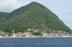 Roseau, capital de Dominica, no Caribe, vista do nosso barco de mergulho Roseau, capital de Dominica, no Caribe, vista do nosso barco de mergulho