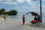Tentando levantar o kitesurf na baÃa em frente ao Sunset Cove, nosso hotel em Little Cayman, nas Ilhas Caiman Tentando levantar o kitesurf na baÃa em frente ao Sunset Cove, nosso hotel em Little Cayman, nas Ilhas Caiman