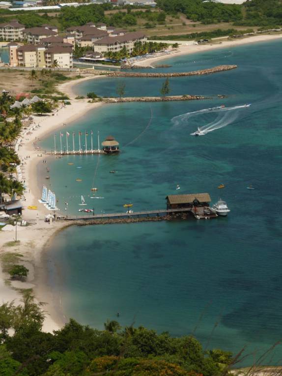 A bela costa ao lado de Pigeon Island, parque próximo à Rodney Bay, norte de Santa Lúcia A bela costa ao lado de Pigeon Island, parque próximo à Rodney Bay, norte de Santa Lúcia