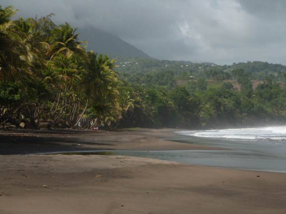 A bela e selvagem praia de Grande Anse, na região de Tròis Rivières, sul de Basse Terre, em Guadalupe A bela e selvagem praia de Grande Anse, na região de Tròis Rivières, sul de Basse Terre, em Guadalupe