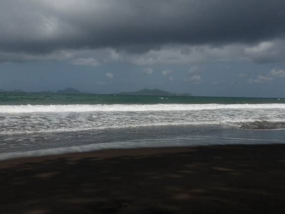 A bela e selvagem praia de Grande Anse, na região de Tròis Rivières, sul de Basse Terre, em Guadalupe. Ao fundo, as ilhas de Les Saintes A bela e selvagem praia de Grande Anse, na região de Tròis Rivières, sul de Basse Terre, em Guadalupe. Ao fundo, as ilhas de Les Saintes