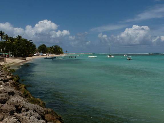 A bela orla de Sainte-Anne, no litoral sul de Grande Terre, em Guadalupe A bela orla de Sainte-Anne, no litoral sul de Grande Terre, em Guadalupe