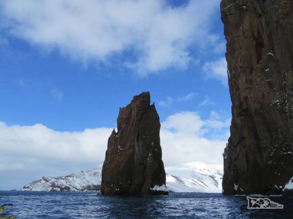 A bela paisagem de Neptune's Bellows, nome do estreito canal que dá acesso à baÃa de Deception Island, na Antártida A bela paisagem de Neptune's Bellows, nome do estreito canal que dá acesso à baÃa de Deception Island, na Antártida
