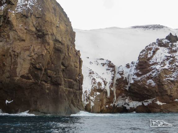 A bela paisagem de Neptune's Bellows, nome do estreito canal que dá acesso à baÃa de Deception Island, na Antártida A bela paisagem de Neptune's Bellows, nome do estreito canal que dá acesso à baÃa de Deception Island, na Antártida
