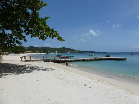 A belíssima praia de Grande Anse, ao sul de St. George's, em Granada, no Caribe A belíssima praia de Grande Anse, ao sul de St. George's, em Granada, no Caribe