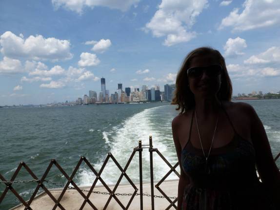 A bordo do ferry para Staten Island, deixando Manhattan para trás (Nova Iorque, nos Estados Unidos) A bordo do ferry para Staten Island, deixando Manhattan para trás (Nova Iorque, nos Estados Unidos)