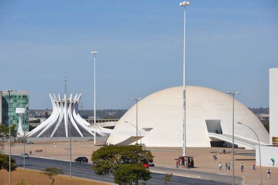 A Catedral e o Museu Nacional, em Brasília - DF A Catedral e o Museu Nacional, em Brasília - DF