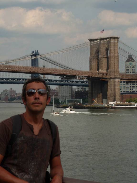A famosa Brooklyn Bridge, no sul de Manhattan, em Nova Iorque, nos Estados Unidos A famosa Brooklyn Bridge, no sul de Manhattan, em Nova Iorque, nos Estados Unidos