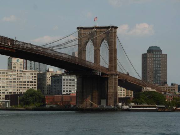 A famosa Brooklyn Bridge, no sul de Manhattan, em Nova Iorque, nos Estados Unidos A famosa Brooklyn Bridge, no sul de Manhattan, em Nova Iorque, nos Estados Unidos
