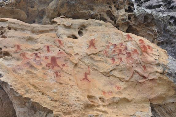 A famosa pintura rupestre da Batalha dos Homens sem Cabeça, no P.N da Serra do Catimbau, próximo à Buique - PE A famosa pintura rupestre da Batalha dos Homens sem Cabeça, no P.N da Serra do Catimbau, próximo à Buique - PE