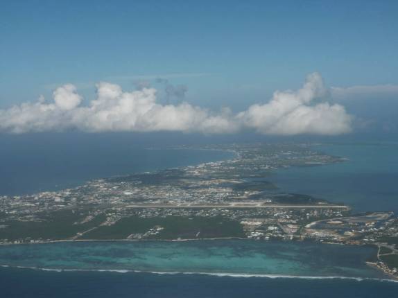 A ilha de Grand Cayman vista do avião A ilha de Grand Cayman vista do avião