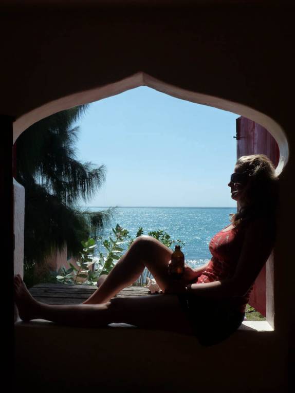 A nossa deliciosa janela mourisca, portal para o mar no hotel em Treasure Beach, no litoral sul da Jamaica A nossa deliciosa janela mourisca, portal para o mar no hotel em Treasure Beach, no litoral sul da Jamaica