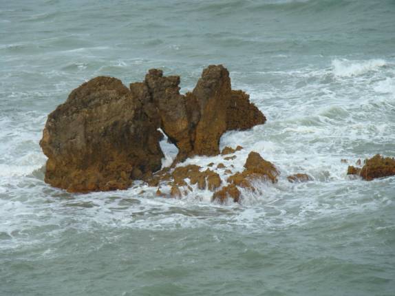 A pedra furada, vista do mirante de Tambaba em Jacumã, distrito de Conde - PB A pedra furada, vista do mirante de Tambaba em Jacumã, distrito de Conde - PB