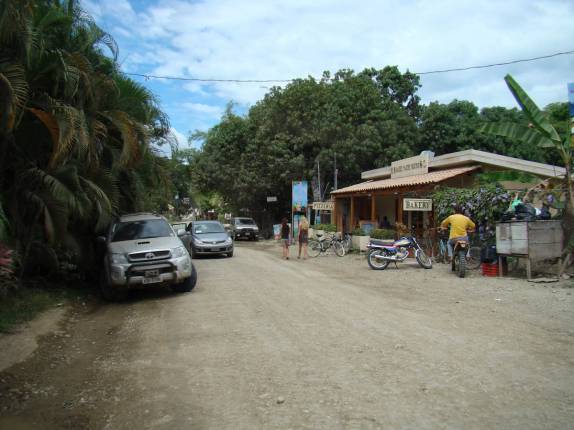 A rua principal de Santa Teresa, surf town da costa pacÃfica da Costa Rica A rua principal de Santa Teresa, surf town da costa pacÃfica da Costa Rica