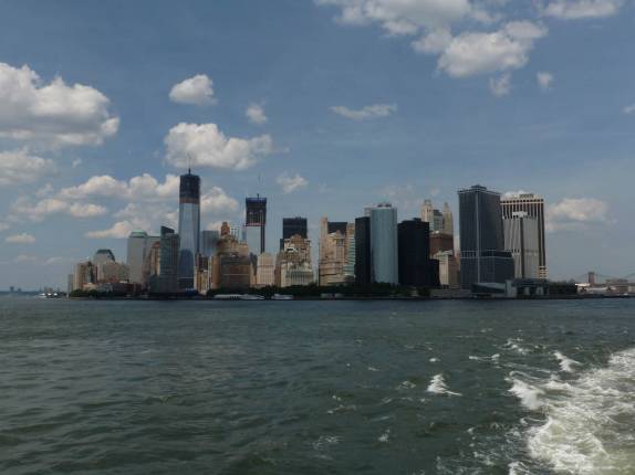 A skyline de Manhattan, vista do ferry para Staten Island, em Nova Iorque, nos Estados Unidos A skyline de Manhattan, vista do ferry para Staten Island, em Nova Iorque, nos Estados Unidos