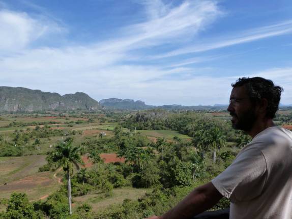 Admirando a bela região de Viñales, no oeste de Cuba Admirando a bela região de Viñales, no oeste de Cuba