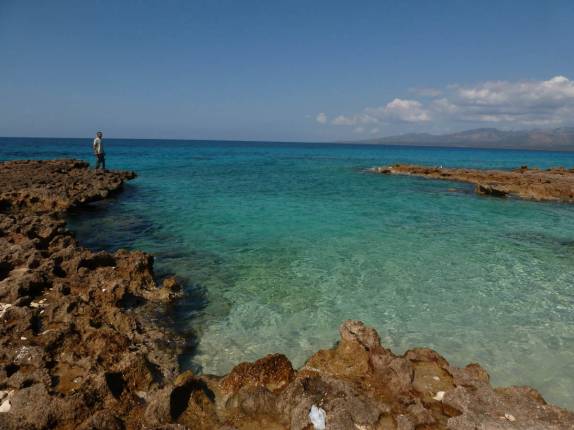 Admirando a beleza do mar próximo à Playa Ancón, em Trinidad - Cuba Admirando a beleza do mar próximo à Playa Ancón, em Trinidad - Cuba