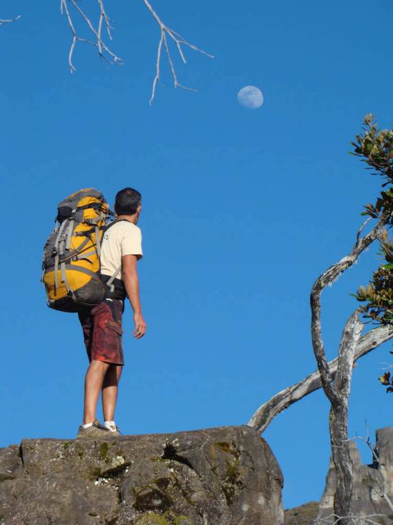Admirando a lua quase cheia do final de tarde no Parque Nacional de Chirripó, na Costa Rica Admirando a lua quase cheia do final de tarde no Parque Nacional de Chirripó, na Costa Rica