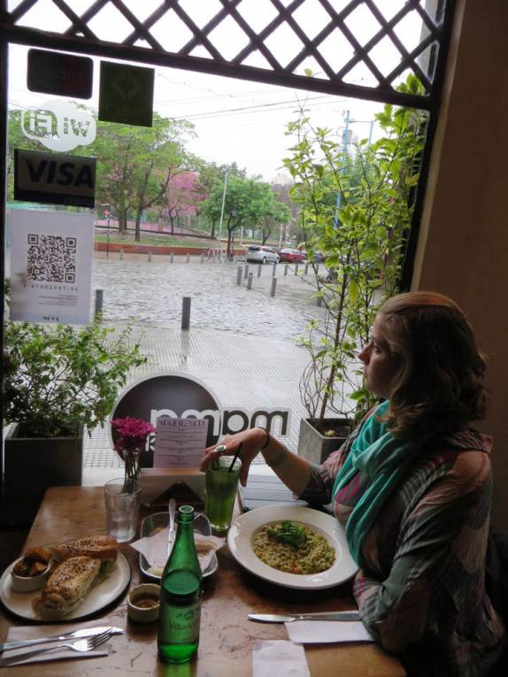 Almoçando em restaurante de Palermo, bairro de Buenos Aires, na Argentina Almoçando em restaurante de Palermo, bairro de Buenos Aires, na Argentina