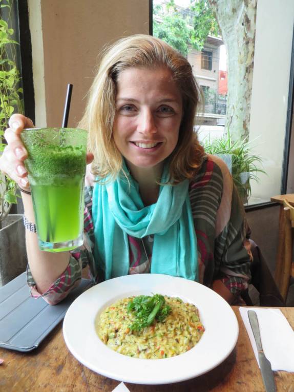 Almoçando em restaurante de Palermo, bairro de Buenos Aires, na Argentina Almoçando em restaurante de Palermo, bairro de Buenos Aires, na Argentina