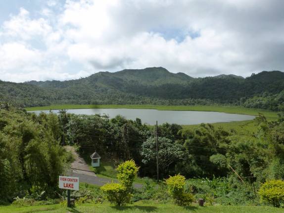 Antiga cratera vulcânica, hoje um lago no centro do parque Grand Etang, em Granada, no Caribe Antiga cratera vulcânica, hoje um lago no centro do parque Grand Etang, em Granada, no Caribe
