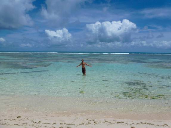 Aproveitando a beleza do mar em Sainte-Anne, no litoral sul de Grande Terre, em Guadalupe Aproveitando a beleza do mar em Sainte-Anne, no litoral sul de Grande Terre, em Guadalupe