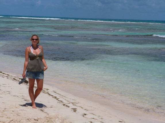 Aproveitando o sol em praia de Sainte-Anne, no litoral sul de Grande Terre, em Guadalupe Aproveitando o sol em praia de Sainte-Anne, no litoral sul de Grande Terre, em Guadalupe