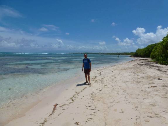 Aproveitando o sol em praia de Sainte-Anne, no litoral sul de Grande Terre, em Guadalupe Aproveitando o sol em praia de Sainte-Anne, no litoral sul de Grande Terre, em Guadalupe
