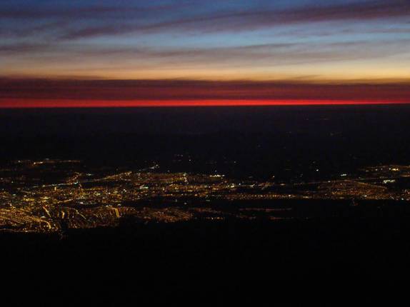 As luzes da cidade de Arequipa vistas do nosso acampamento no vulcão El Mistí, em Arequipa - Peru As luzes da cidade de Arequipa vistas do nosso acampamento no vulcão El Mistí, em Arequipa - Peru