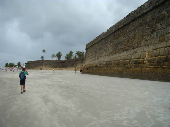 As muralhas da enorme Fortaleza de Orange, na ilha de Itamaracá - PE As muralhas da enorme Fortaleza de Orange, na ilha de Itamaracá - PE