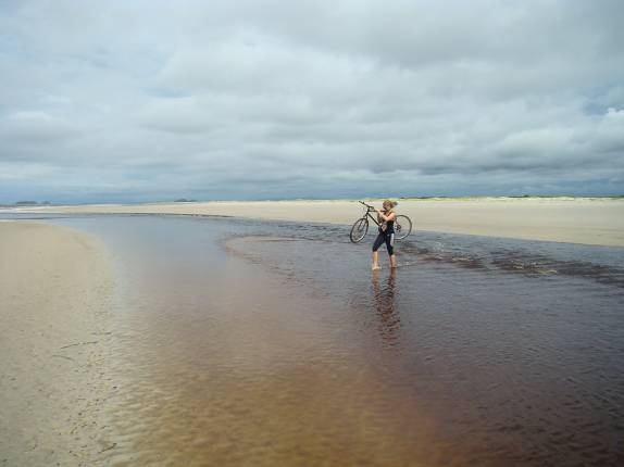 Atravessando a Barra da Lagoa, na Praia Deserta - Superagui Atravessando a Barra da Lagoa, na Praia Deserta - Superagui