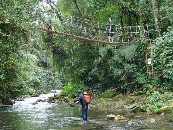 Atravessando o rio, no caminho de volta da caverna Água Suja, no PETAR Atravessando o rio, no caminho de volta da caverna Água Suja, no PETAR