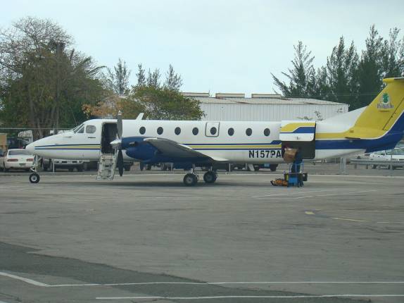 Avião para Long Island. A hélice não funcionou e tivemos de trocar para um avião menor Avião para Long Island. A hélice não funcionou e tivemos de trocar para um avião menor